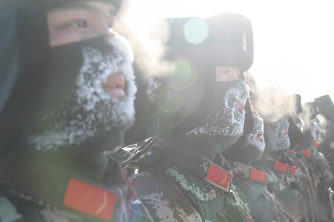 图为姚天宝初入军营时的训练场景。