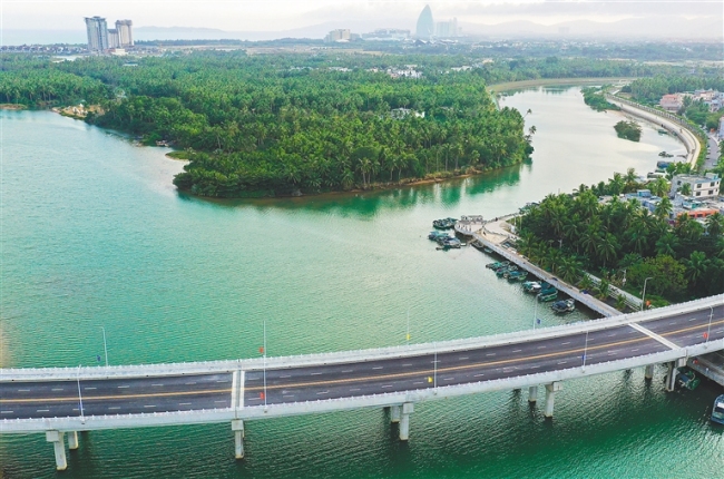 《人民日报》刊文关注海南环岛旅游公路建设 一条路串起八十四段美景