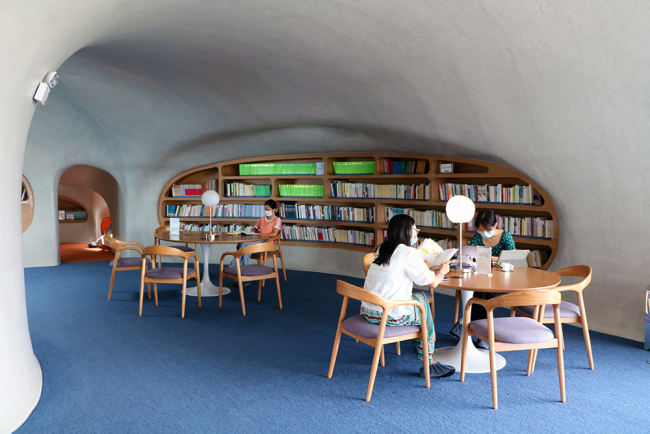 Several girls reading in the Cloud Cave Library. Photo by Xu Ersheng