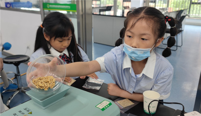 小学生走进湖北省粮油食品质量监督检测中心。