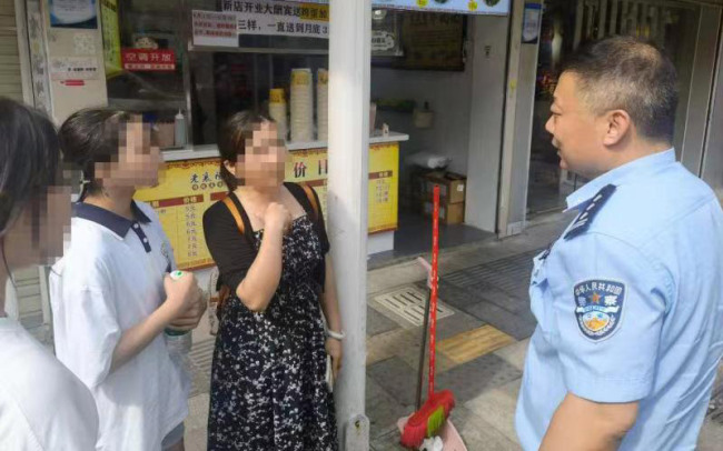 民警在景区救助走失孩童