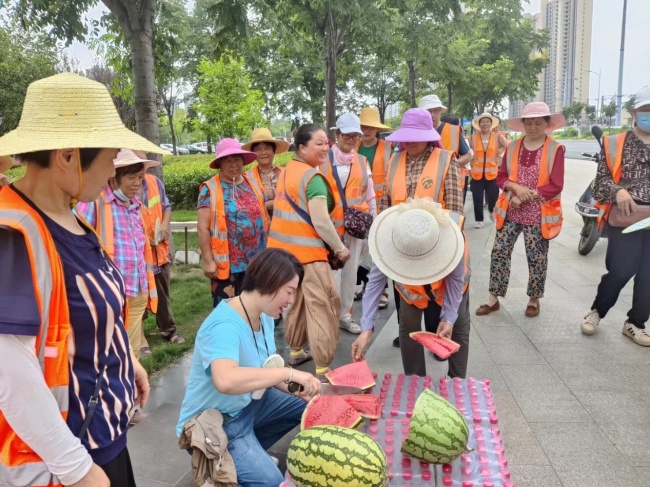 情系環(huán)衛(wèi)工人 盛夏送清涼 富德生命人壽孝感中支慰問環(huán)衛(wèi)工人