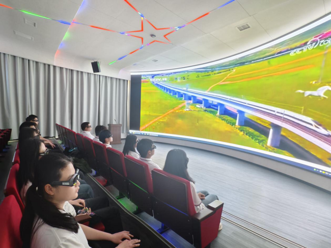 武汉铁路职业技术学院：“高铁的故事”思政选修课火爆开启，带领学生坐着高铁看中国