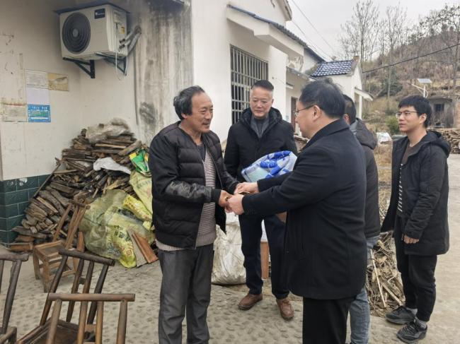 湖北师范大学文理学院：节前走访送温暖 情系乡村促振兴