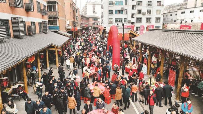 百年老街百家宴 宴请百家共团圆  竹山老街百家宴吃出“幸福味”