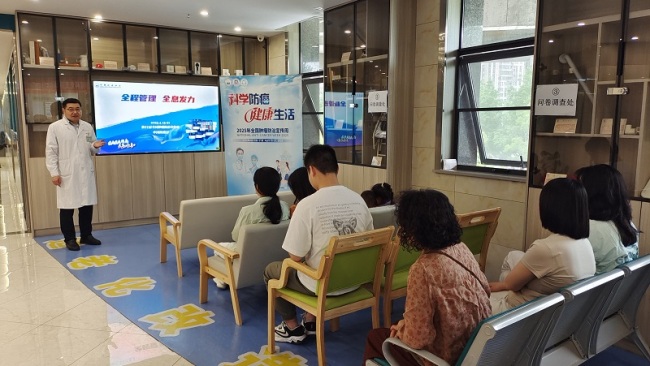 同济医院综合肿瘤科党支部开展全国肿瘤防治宣传周科普义诊活动