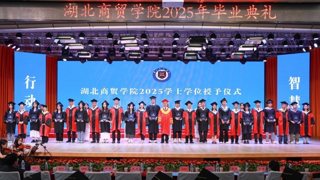 毕业礼包寄深情，校长赠瓜寓丰收！这场告别仪式仪式感拉满