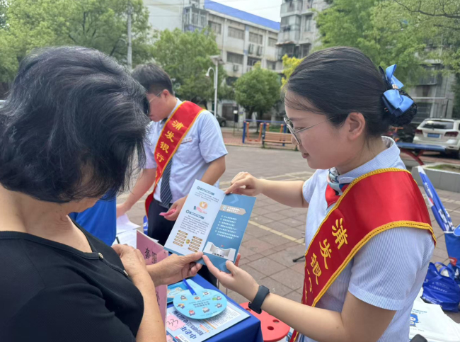 “筑牢金融盾，守护零距离”浦发银行武汉分行金融知识万里行进社区