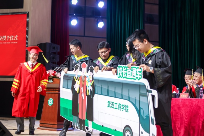 毕业典礼上，毕业生们给校长送了一台“车”