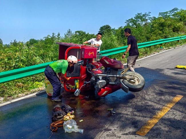 三轮车侧翻油污漫道 远安邮储人紧急救援保畅通