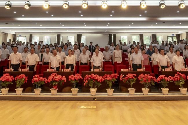 武汉纺织大学外经贸学院举行庆祝中国共产党成立104周年暨“两优一先”表彰大会