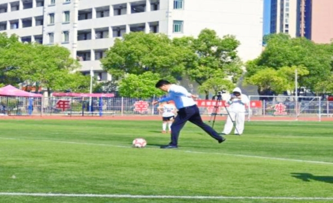 2025年黄冈市中小学体育竞赛暨第十届校园足球联赛在黄冈师范学院开幕