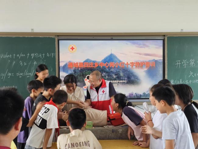 浙商银行武汉分行开展“一行一校” 开学慰问活动
