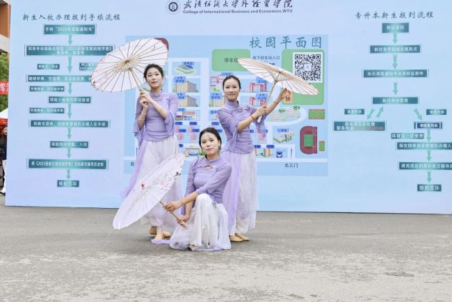 怦然“新”动 武汉纺织大学外经贸学院喜迎4000余名2025级新生