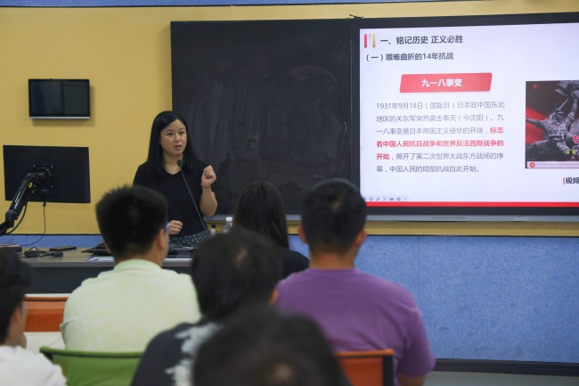 武汉一高校万名师生同上一堂纪念抗战胜利思政大课