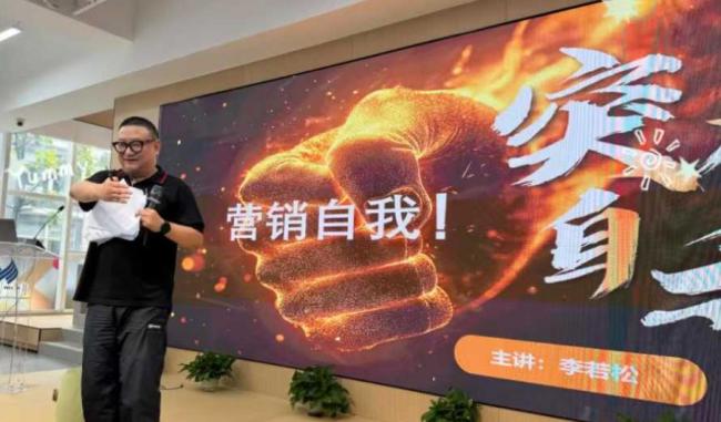 新生走进武大科技园 谱写人生规划新篇章