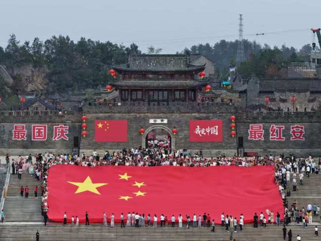 国庆“红装”迎客 “大别山国潮文化旅游节”60余场表演嗨翻假期