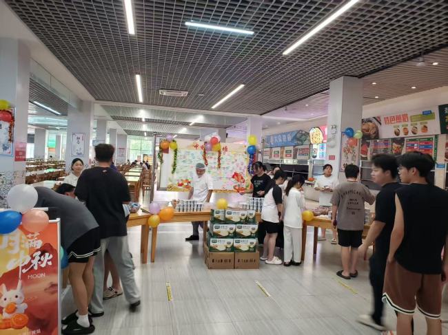 武汉纺织大学外经贸学院：一枚月饼寄相思 千份温情暖校园