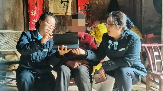 上门解忧,服务到家!邮储银行暖心服务九旬老人