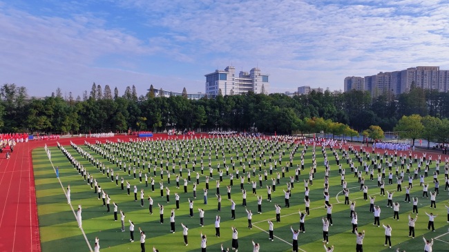 “千人八段锦”亮相湖工校运会，传统功法 点燃“健康中国”新活力