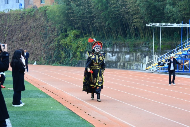 运动会开幕式颜值与创意齐飞!这所中学学子把“非遗绝活”搬上赛场