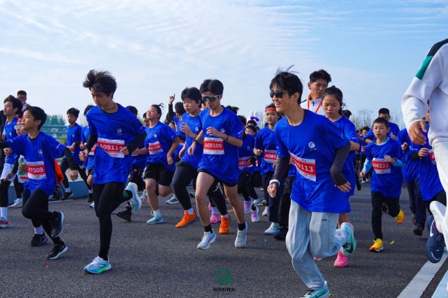 2025格鲁伯第七届小马拉松热力开跑