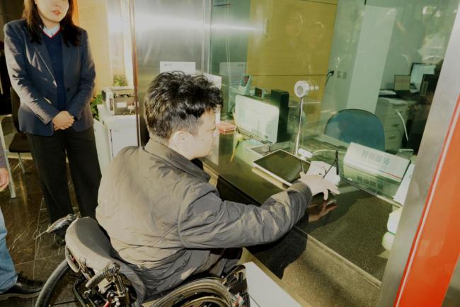 有爱无碍，暖心同行——浦发银行武汉分行无障碍服务体验活动架设沟通桥梁