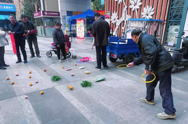 蔬果套圈趣无穷,金融守护暖民心——广发银行江夏支行携社区邀您共赴便民之约