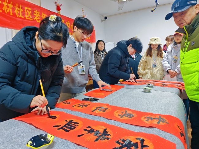 “手写的春联才更有温度！” 大学生们把定制祝福送到居民家门口