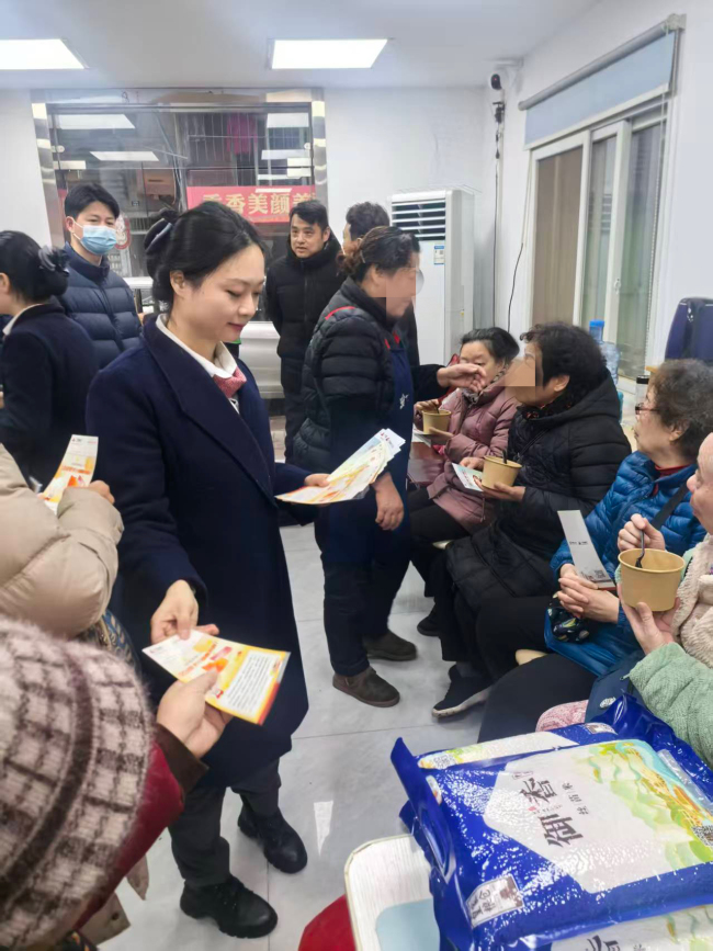 岁末送暖迎腊八 金融知识护团圆——广发银行江汉支行金融知识进社区活动