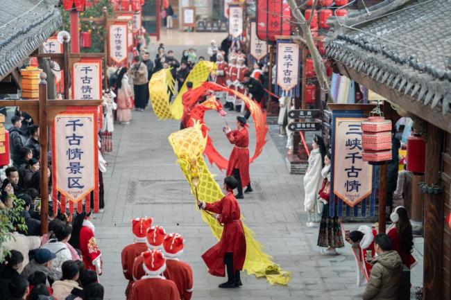 湖北宜都：三峡千古情景区“国潮非遗”年味浓惹人游
