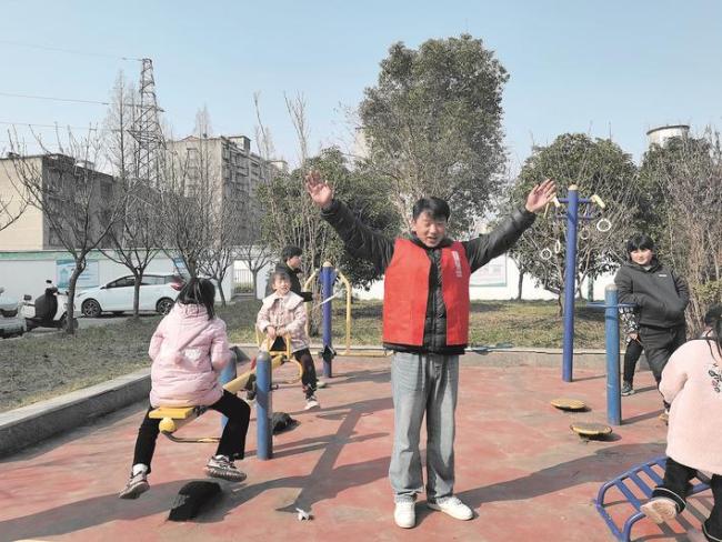 从照亮童年到守护万家，十年时间服务6万人  襄阳这支队伍把每一天都过成雷锋日