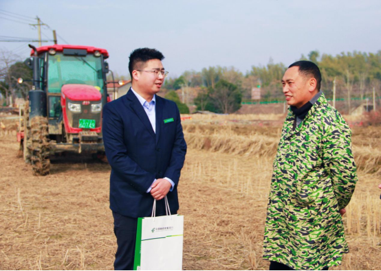 金融活水润春耕——邮储银行咸宁市分行精准服务田间地头
