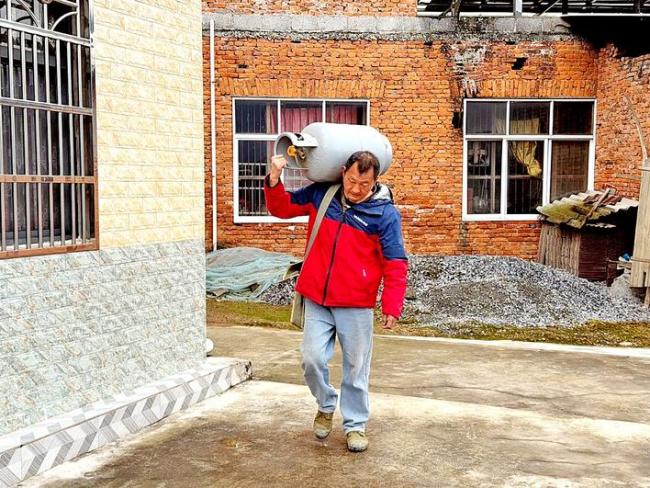 7年扛2000多瓶煤气罐，长阳70多位老人墙上有同一个号码  “有事就打，他是我们身边的雷锋”