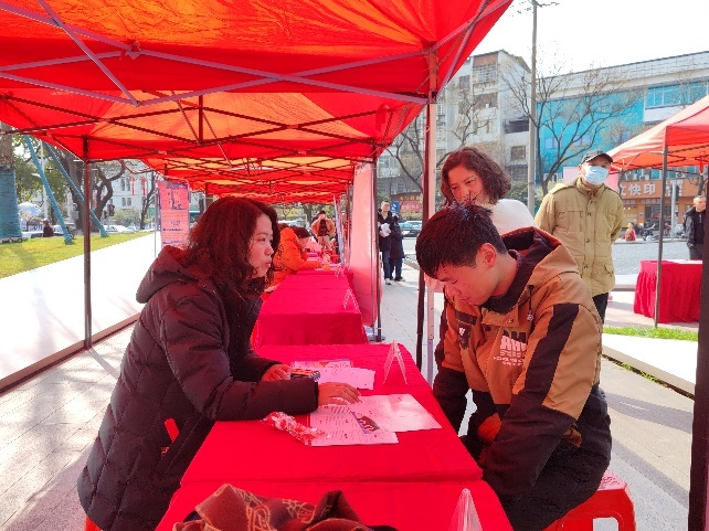 誠(chéng)信護(hù)航消費(fèi) 安心守護(hù)民生——富德生命人壽荊州中支開(kāi)展3·15戶外宣傳活動(dòng)