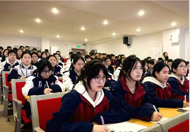 点燃青春理想 汲取榜样力量——北京外国语大学附属沙洋第一中学高中部开展主题团课学习