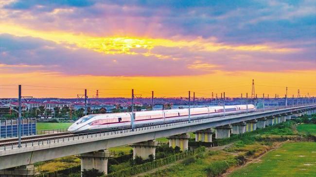 “三大通道”上的湖北亮点  登顶珠峰的他是地大校友 时速450公里高铁在鄂试跑