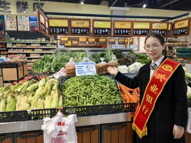 “3·15”金融宣教——“菜篮子”牵手“钱袋子”,方言提示牌让百姓“安心消费”