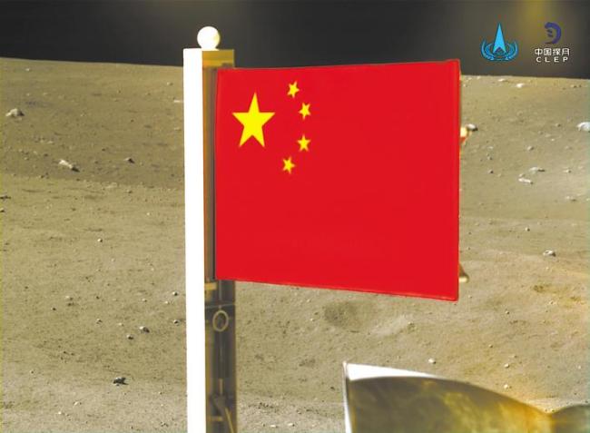 跨越5年时光与38万公里距离  天安门国旗与月面国旗相聚武汉