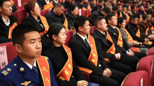橙甲守初心 善举暖随州——刘晴:十八年扎根基层的火焰蓝守护者