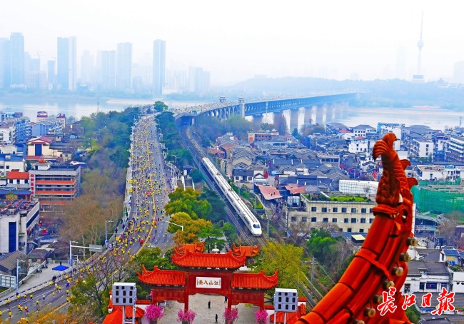 春日汉马，一路奔跑的英雄赞歌