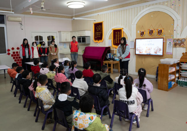 武昌工学院艺术设计学院青协赴幼儿园开展“雷锋精神润童心”主题公益活动
