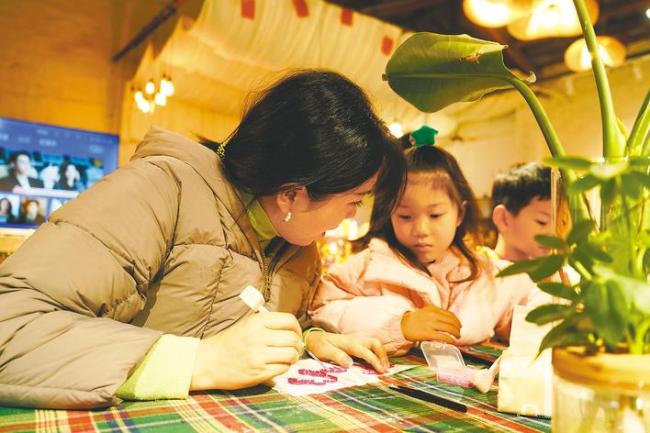 塑料小豆成解压新宠 手作店节假日一座难求  年轻人拼豆，拼出“爱你老己”的好情绪