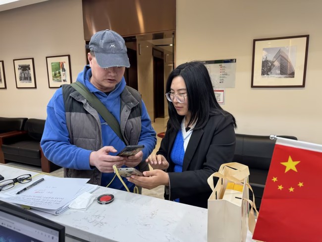 中英人寿湖北分公司主动服务 助客户唤醒“沉睡”保单保障