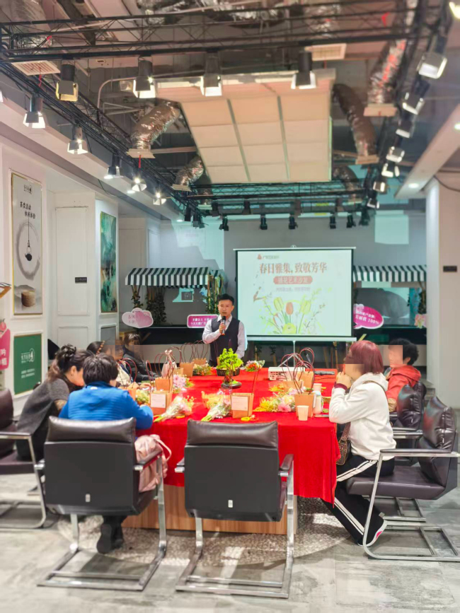 春日雅集，反诈同行——广发银行江汉支行老年客户插花暨反诈宣讲活动