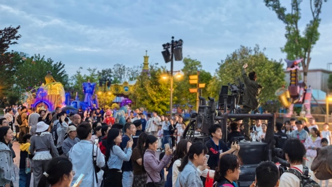 黄石华侨城恐龙奇域景区：恐龙奇域狂享季火爆开启，五一首日上万客流涌入