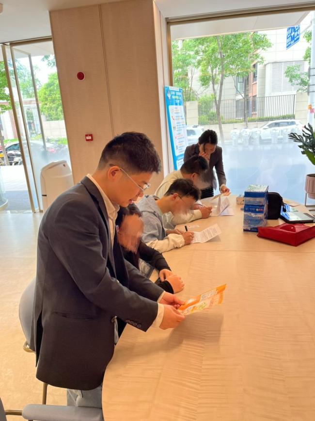 上门服务暖人心金融宣传伴同行——广发银行武汉东西湖支行开展银行卡上门办理及存款保险宣传活动