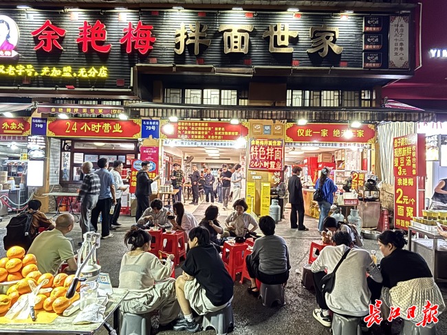 “过晚了冇？”武汉“深夜食堂”进化论｜夜江城·新图景——武汉夜经济观察①