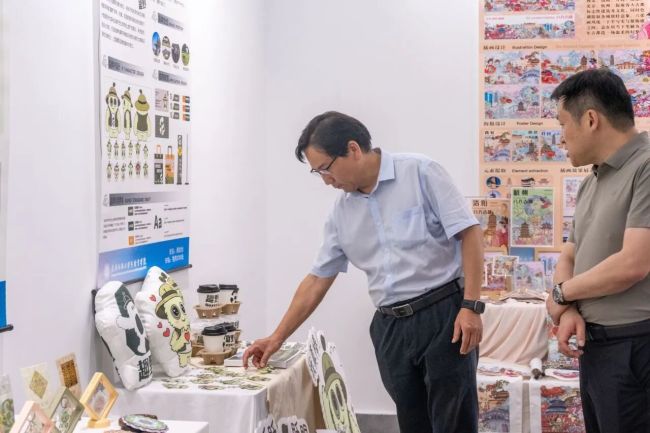 “艺”犹未尽！武汉纺织大学外经贸学院2026届毕业设计展圆满落幕