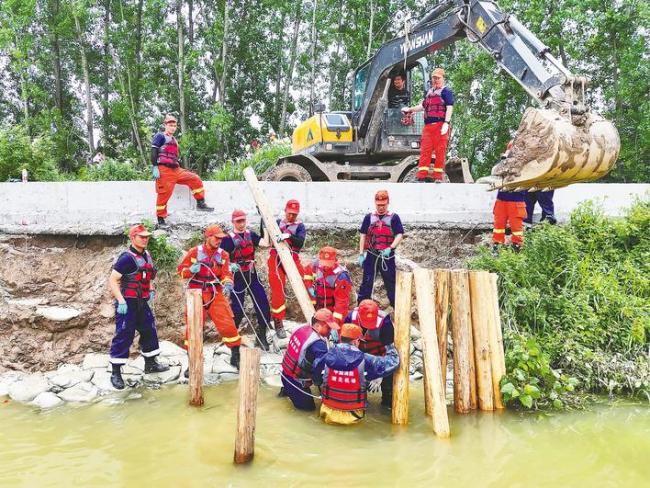 荆州抗洪，消防员连续奋战七昼夜 老乡们冒雨送来新手套、热姜汤